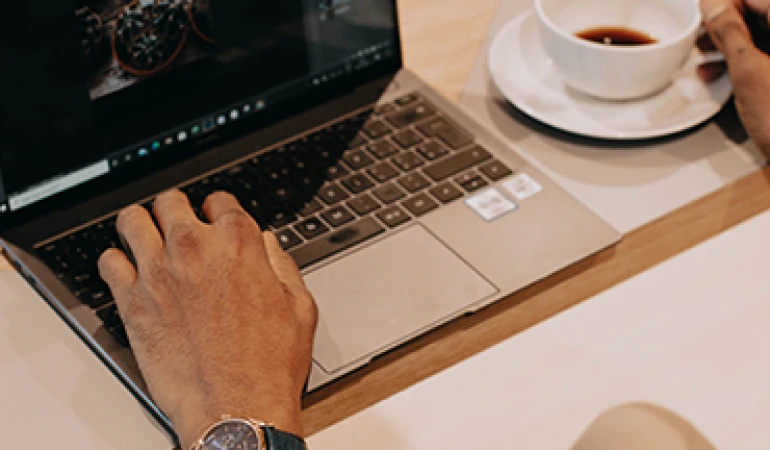 Dövlət büdcəsindən maliyyələşən müəssisələrdə çalışan işçilərin yaş həddi nə qədərdir?